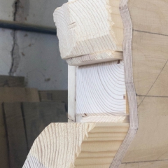 Kulissenwand aus Holz in Produktion